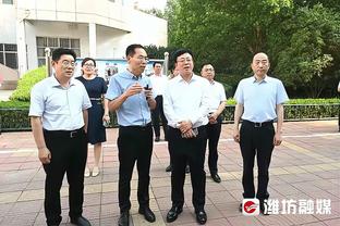 提携后辈？！韦德赛后分别与阿德巴约&巴特勒拥抱致意